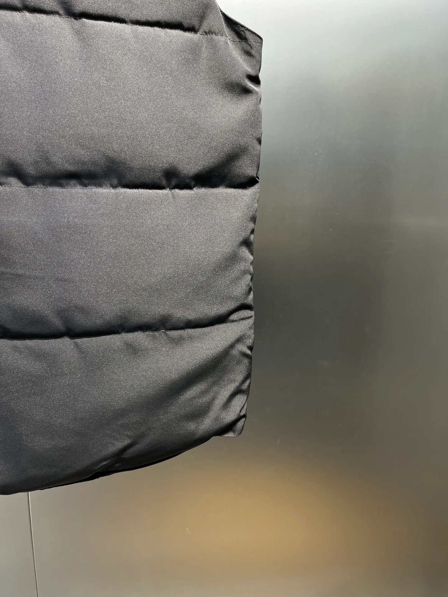 P380 🇨🇦Canada Goose""🇨🇦🌟 Garson down vest has always been recognized as the warmest down jacket. Various Instagram celebrities, Internet celebrities, and celebrities often wear it for street photos. I make Canada Goose every year, but I still can't get rid of my love for it. No matter how cold the days are, there is no need to be afraid, because there is! Filled with 90% white duck down, it is the legendary warmest down jacket and is known as a must-have for Arctic outdoor sports! The most popular down jacket in the world, celebrities are rushing to buy it, it is a must-have!  Size: XS to 2XL